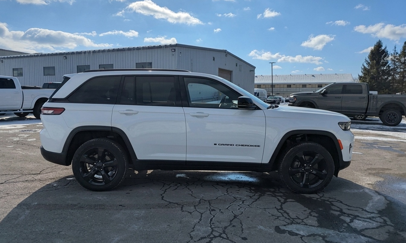 2023 Jeep Grand Cherokee Altitude Side: One of the top models in the SUV vs Sedan comparison. Available right now at Palmetto Alfa Romeo-FIAT, Miami.