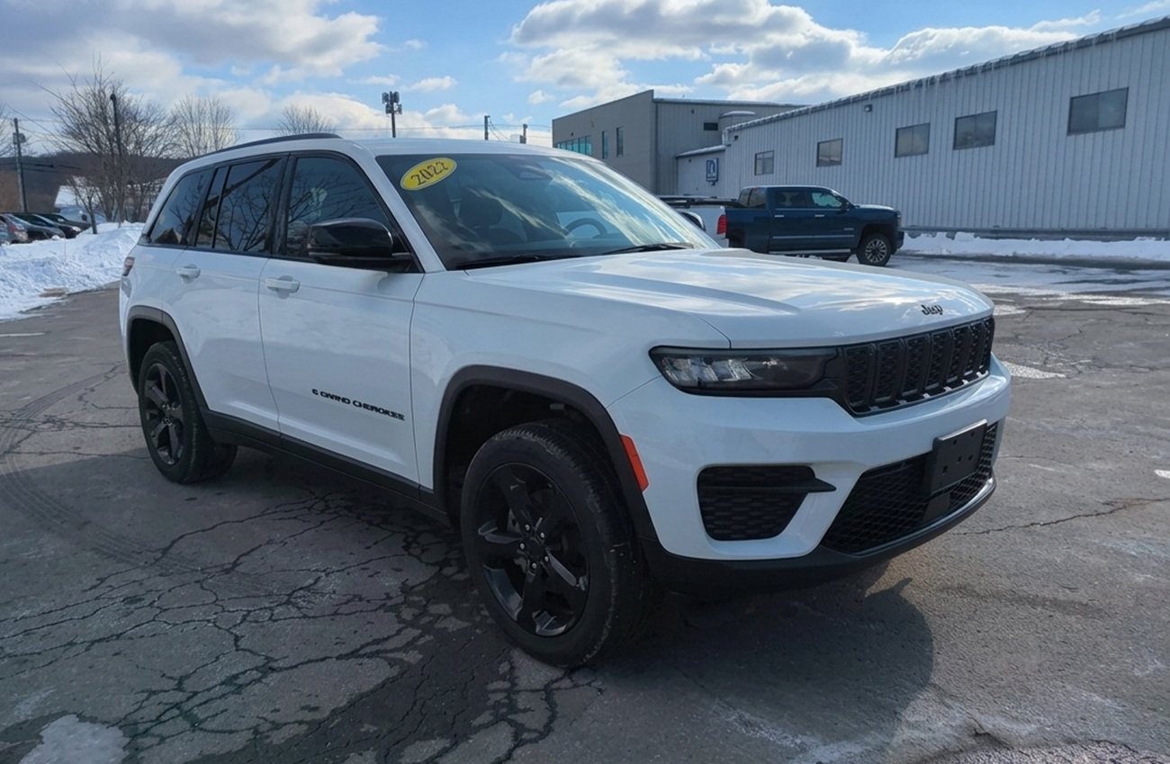 2023 Jeep Grand Cherokee Altitude: One of the top models in the SUV vs Sedan comparison. Available right now at Palmetto Alfa Romeo-FIAT, Miami.